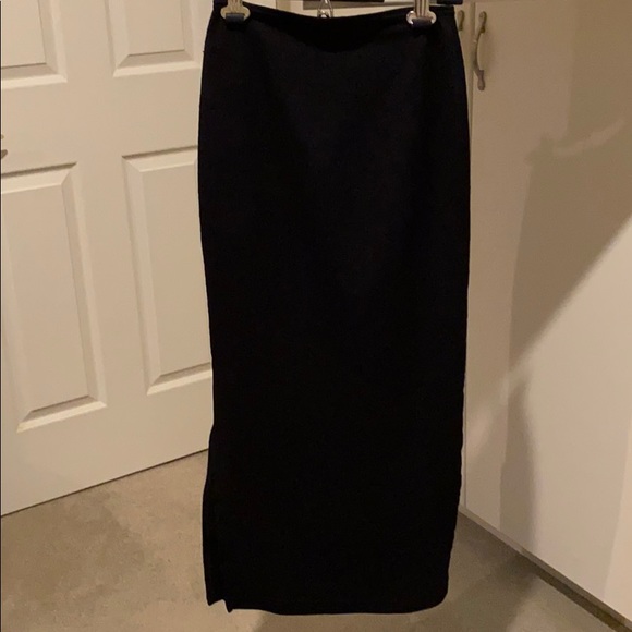 Long black stretchy skirt left side slit - Picture 2 of 9
